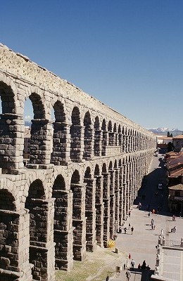 1世紀（せいき）ごろにつくられ、中世には「悪まの橋」と呼（よ）ばれたセゴビアの水道（スペイン）