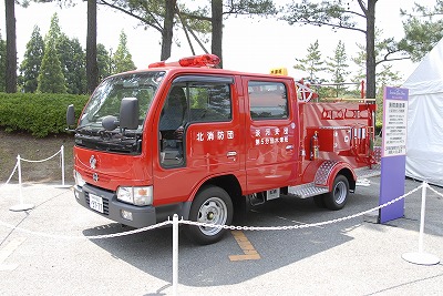 神戸（こうべ）市におくった消防車（しょうぼうしゃ）